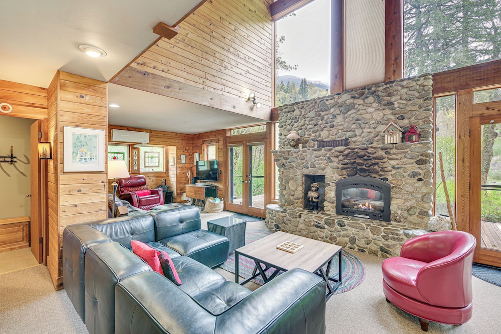 Riverfront Skykomish Cabin w/ Private Hot Tub!