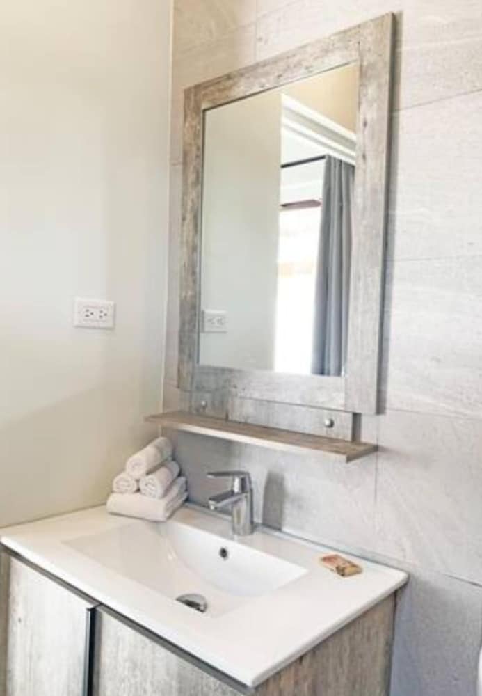 Lovely One Bedroom Apartment w Amazing Location