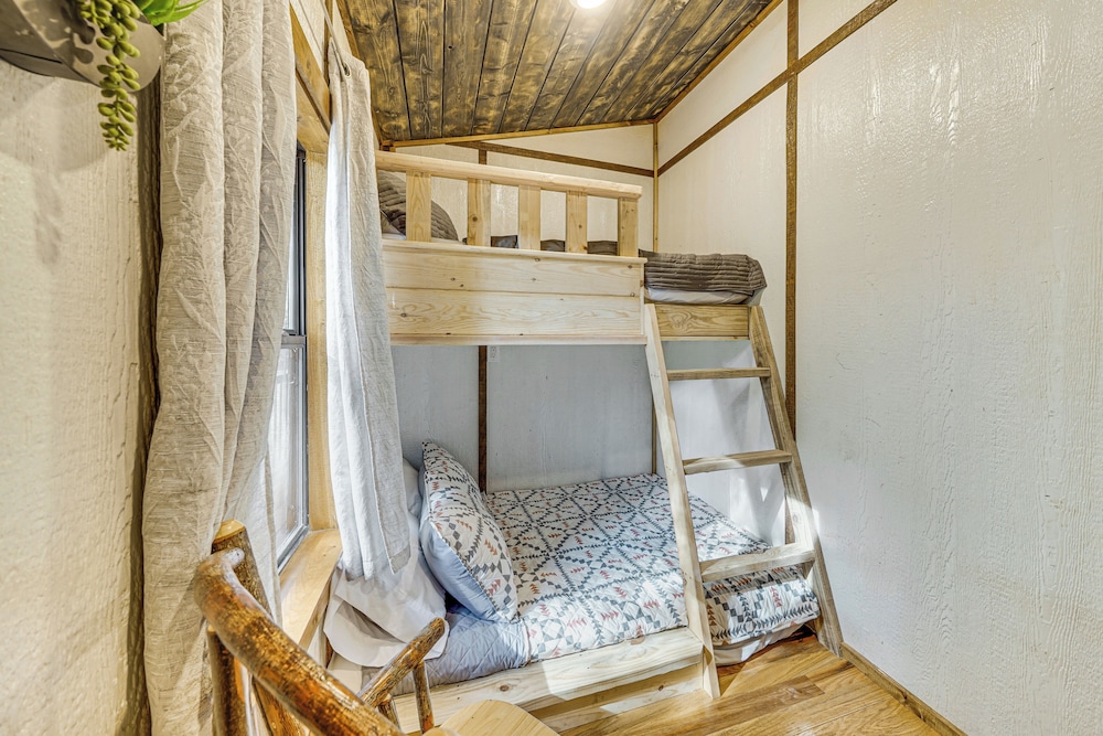 Hike, Fish & Unwind: Cabin w/ Yard in Broken Bow!
