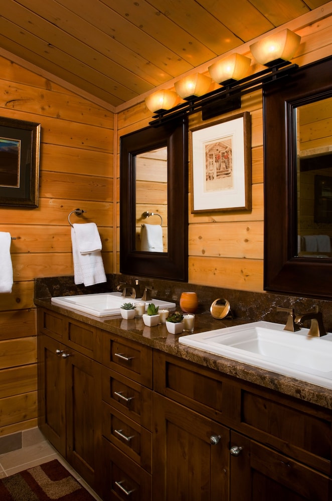 Private Unique On-mtn 4br 4ba 4 Bedroom Cabin by RedAwning