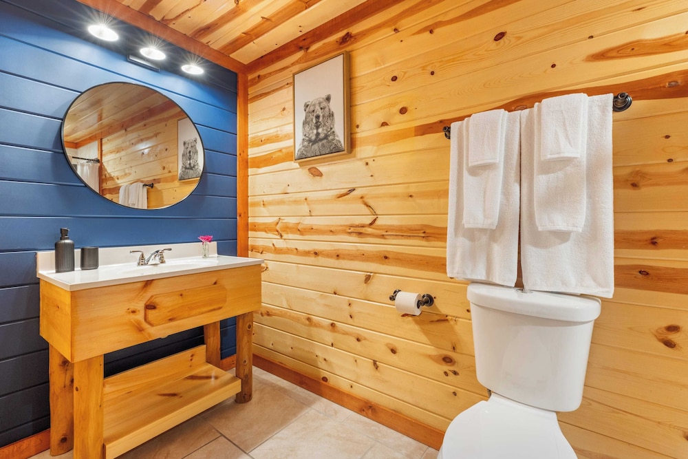 Sleeps 20! Indoor Pool & Home Theater Redesigned Boulder Ridge by Avantstay
