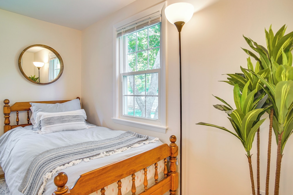 Bike to Private Beach: Cape Cod Escape w/ Sunroom