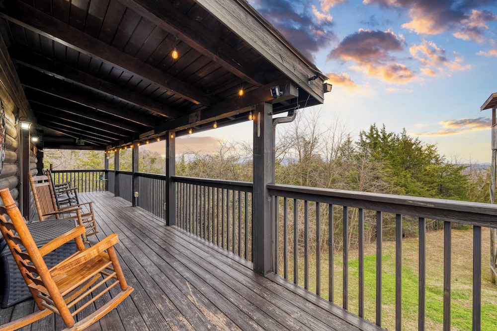 Mountains are Calling by Avantstay Sleeps 8 Hot Tub + Game Loft Located in Douglas Lake Resort