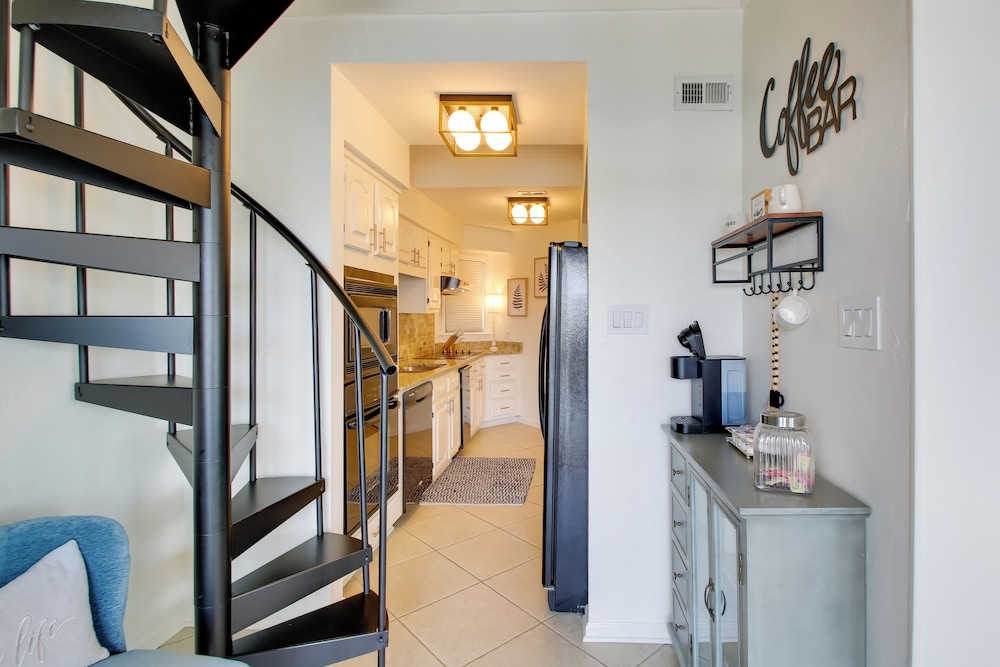Million-dollar Views: Condo on Lake Hamilton!