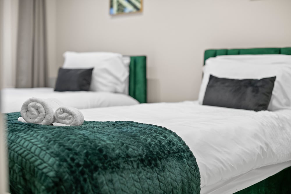 Large 5 Bedroom-free Parking-great Transport Links