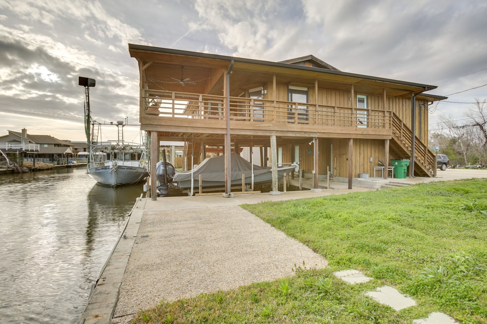 Private Dock, Lanai: Bayou Retreat in Barataria! view 4
