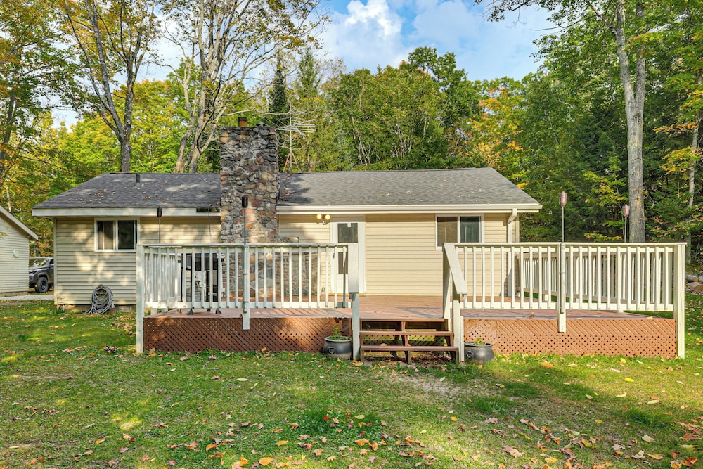 4 Mi to Lake: Secluded Northwoods Getaway