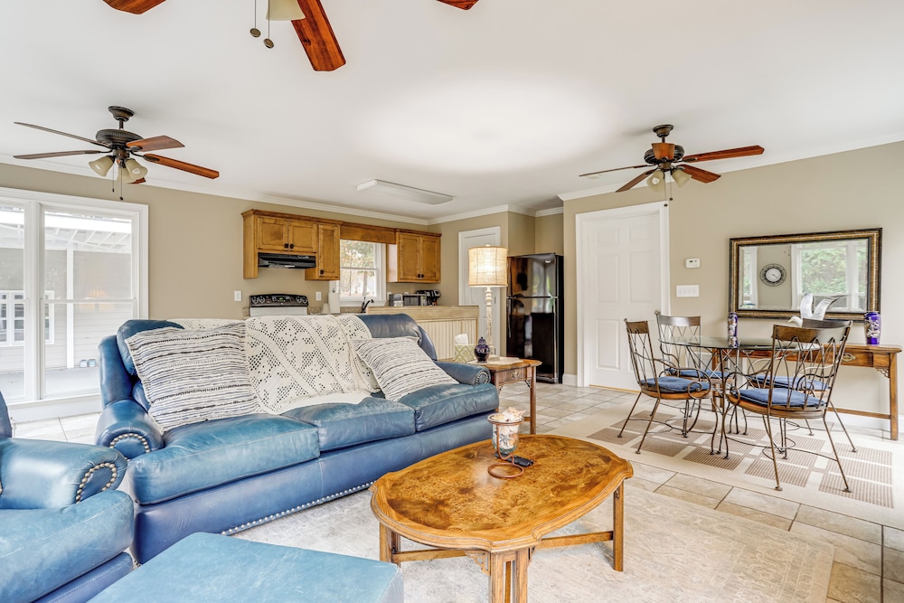 8 Mi to Lake Lanier: Guest House in Buford!