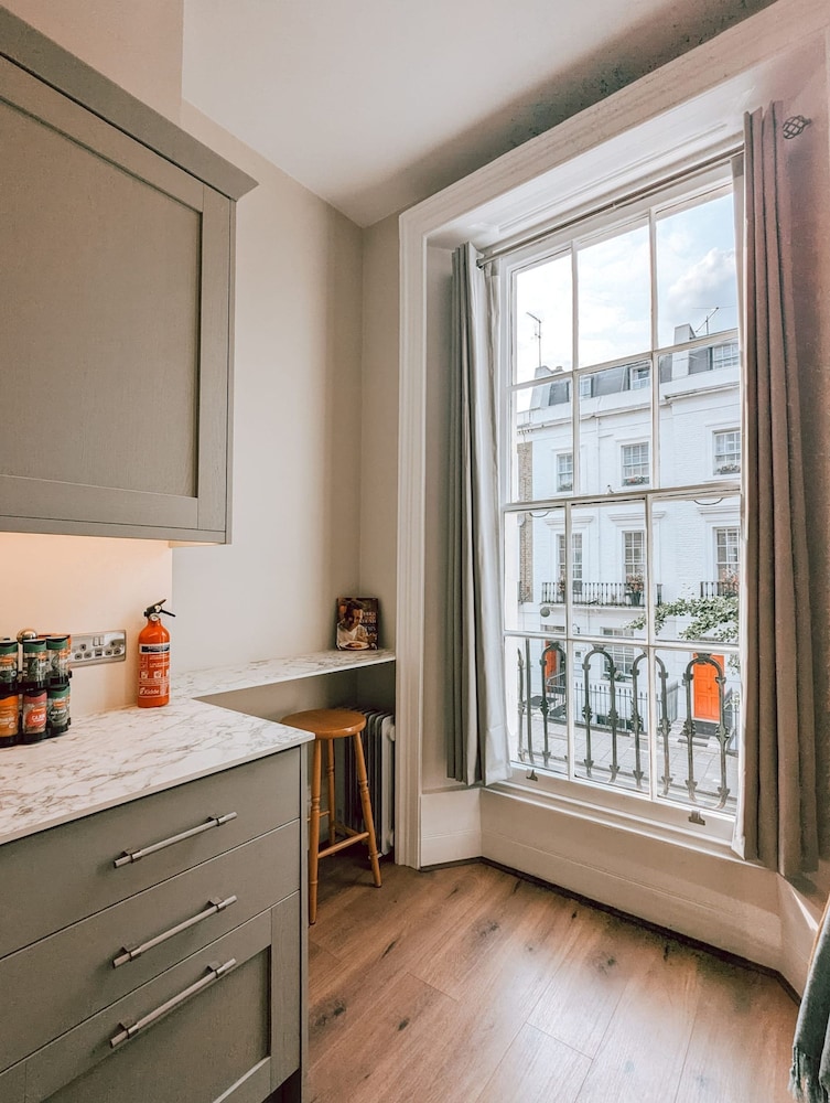 The Modern and Bright Warwick Way Apartment