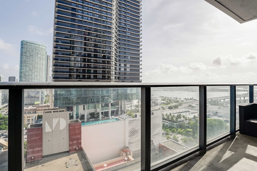 CBD Luxepad 2b2b With City Bay Views Gym Lounge