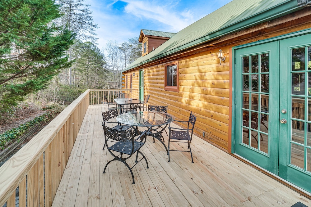 Spacious Log Cabin in Helen w/ Deck & Pool Access! view 5