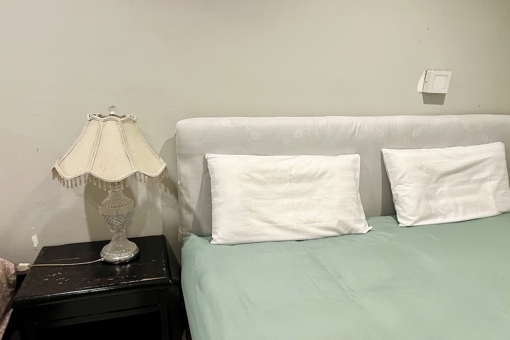 Orchid Hostel Near Bumrungrad Hospital and Nana Market