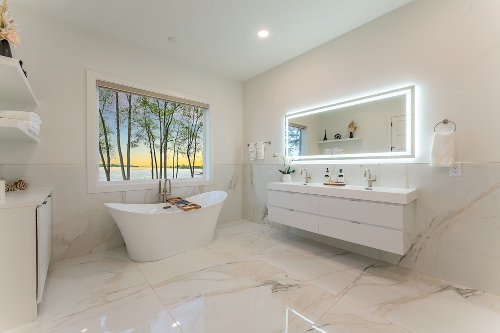 Paradise Peninsula by Avantstay Waterfront Private Beach Hot Tub View