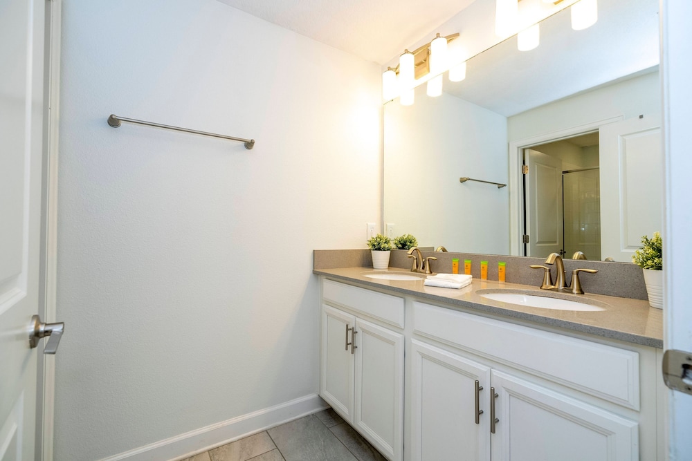 Beautiful 4 BR Close to Disney