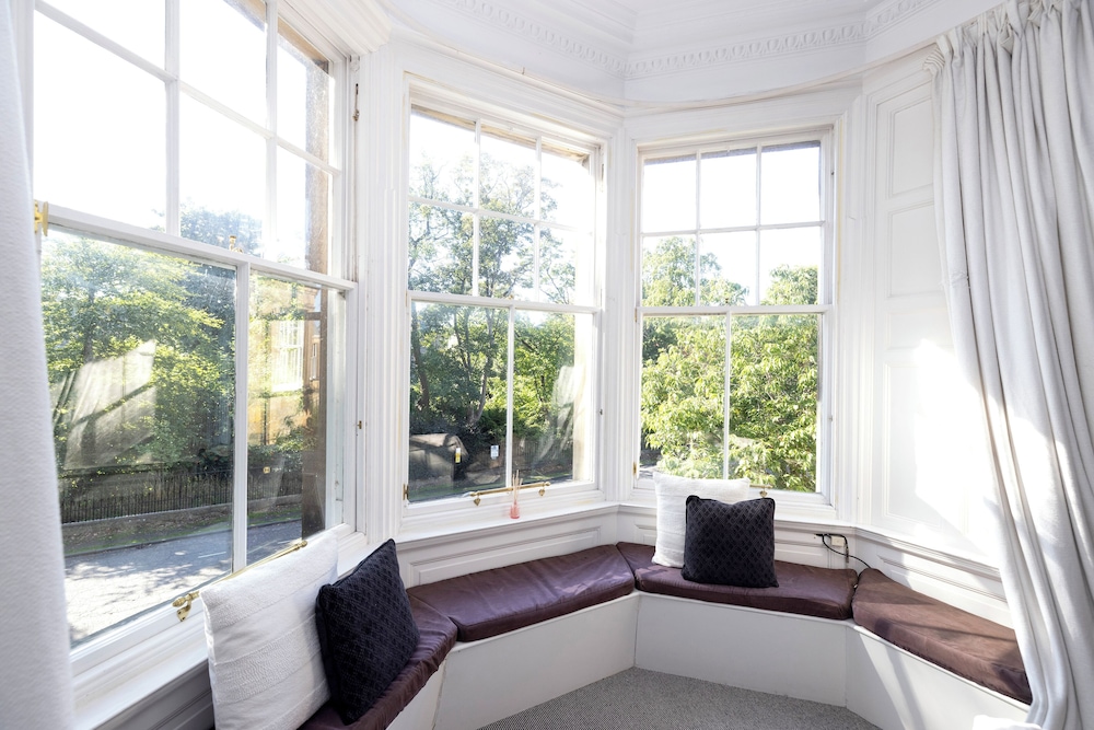 Delightful 3-bed Flat with Parking
