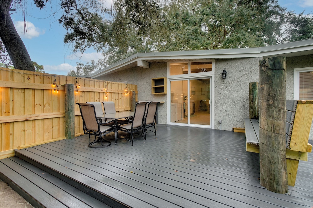 Bright Jekyll Island Home w/ Deck < 1 Mi to Beach