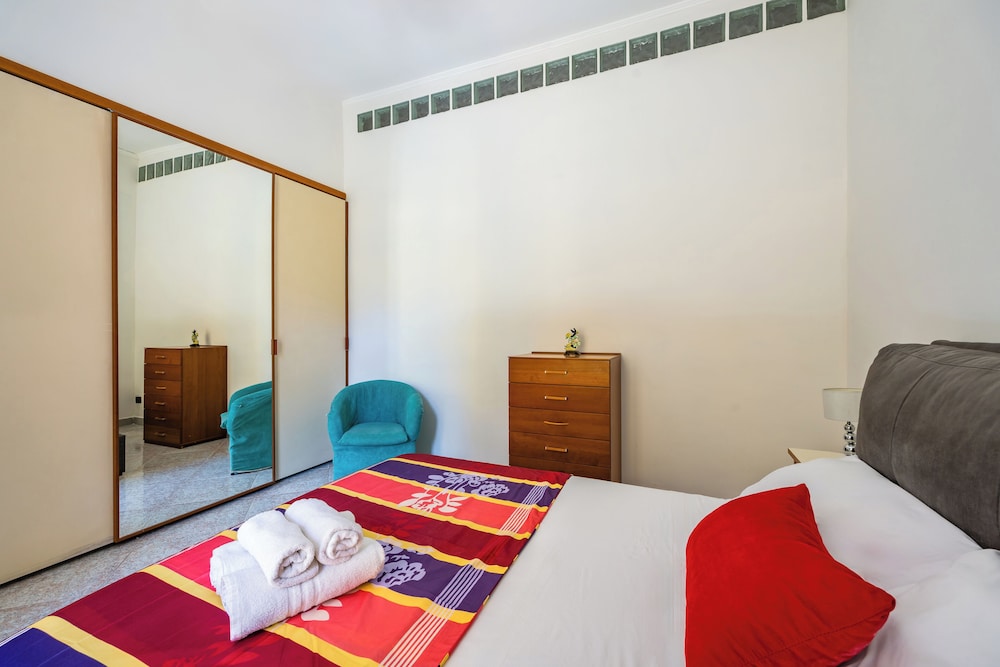 Red Comfort Flat Near Garibaldi Station