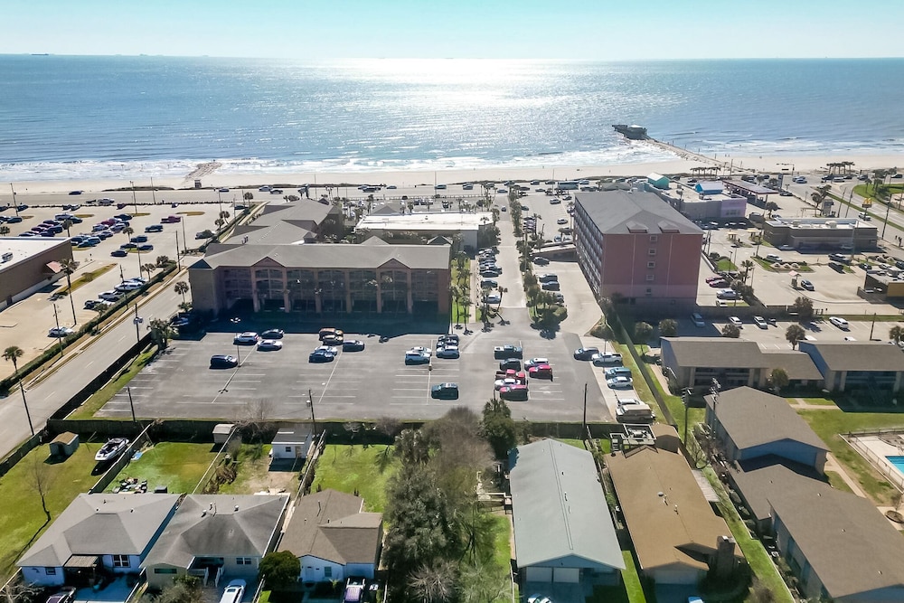 Walk to Beach: Galveston Getaway w/ Deck!