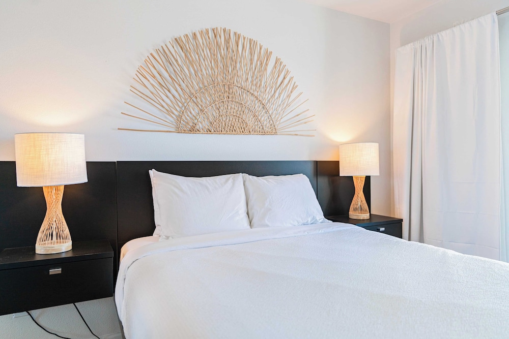 2 Cayucan Bungalows Steps to Beach + Shared Lounge Sleeps 12