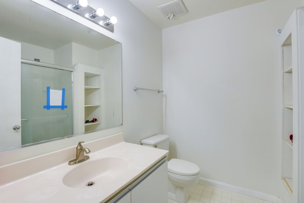 Close to Hospital & Dulles: Herndon Townhome