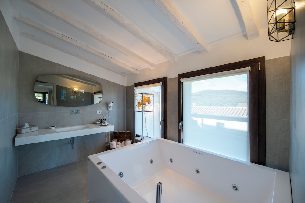 Villa Chianti With Infinity Pool And Vineyard View