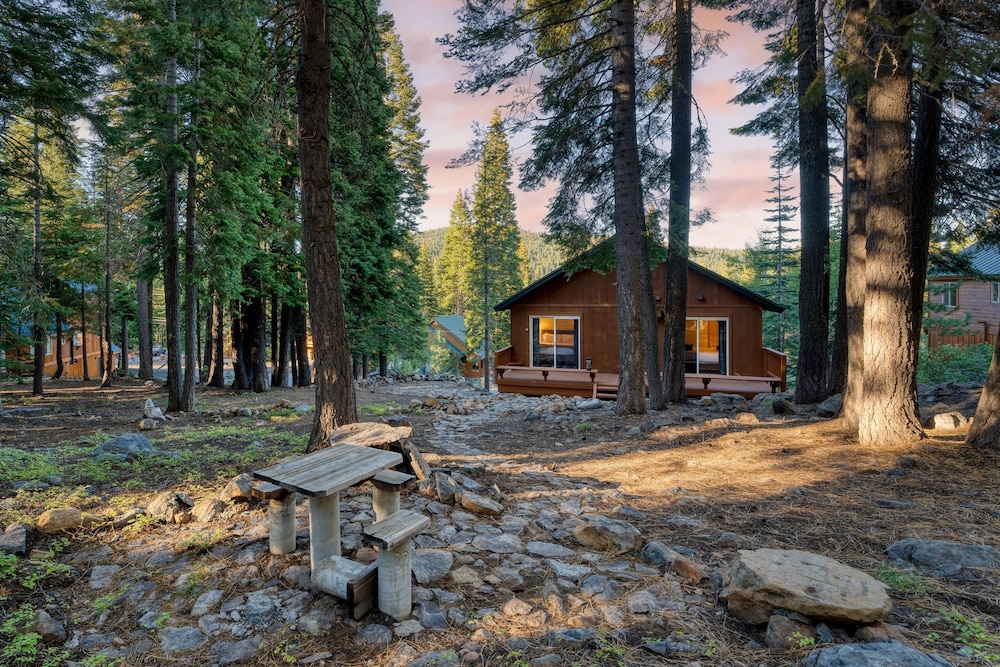Golden Summit by Avantstay Stunning Secluded Cabin w Access to Tahoe Donner