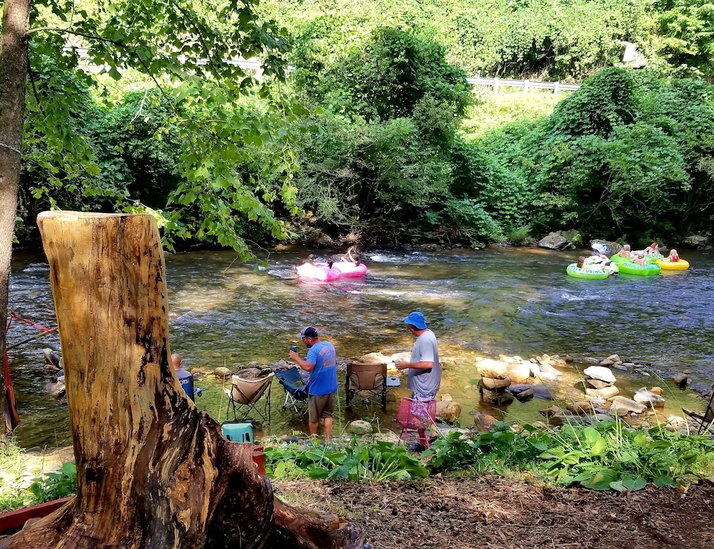 Bear Creek Lodge and Cabins in Helen Ga - Pet Friendly, River on Property, Walking Distance to downtown Helen