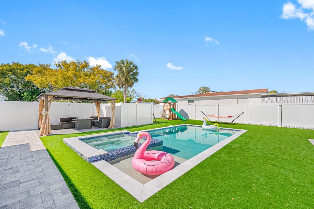 Luxury Modern Villa w/ Pool, Jacuzzi & Amenities! - Image 3
