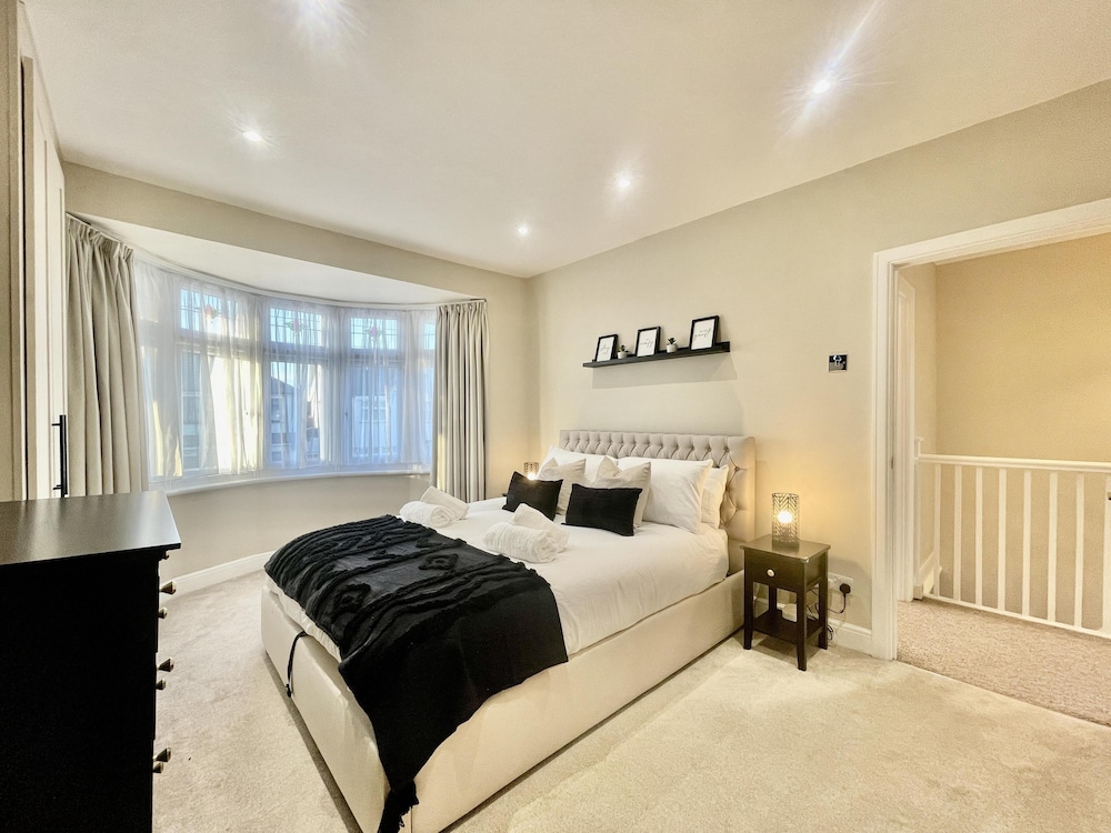 Stylish 3-bed House in Hornchurch - Free Parking view 4