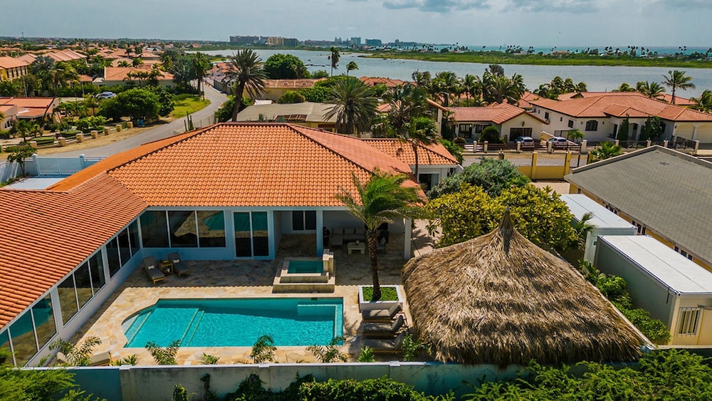 The Court Villa - 8 Bed 8 5 Bath