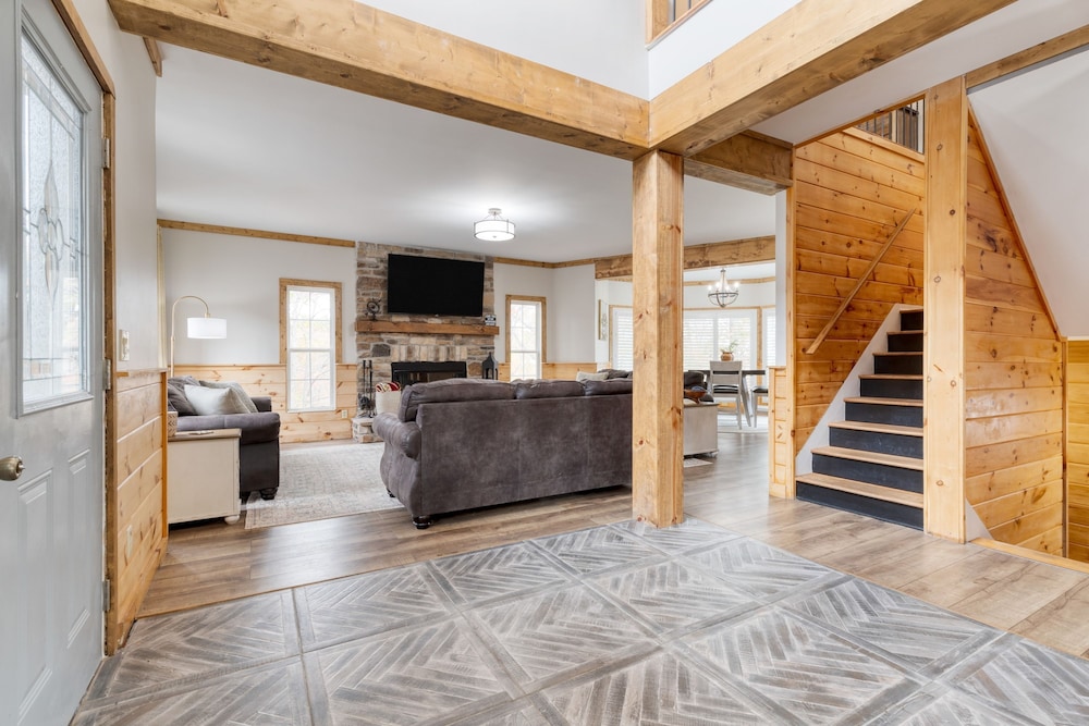 Greene Mountain Lodge by Avantstay Sleeps 22 Hot Tub Game Room Theater