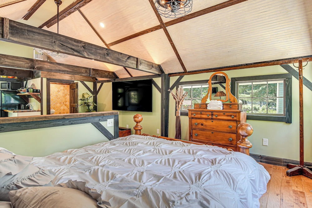 Creekside Milford Studio w/ Gas Grill + Mtn Views!