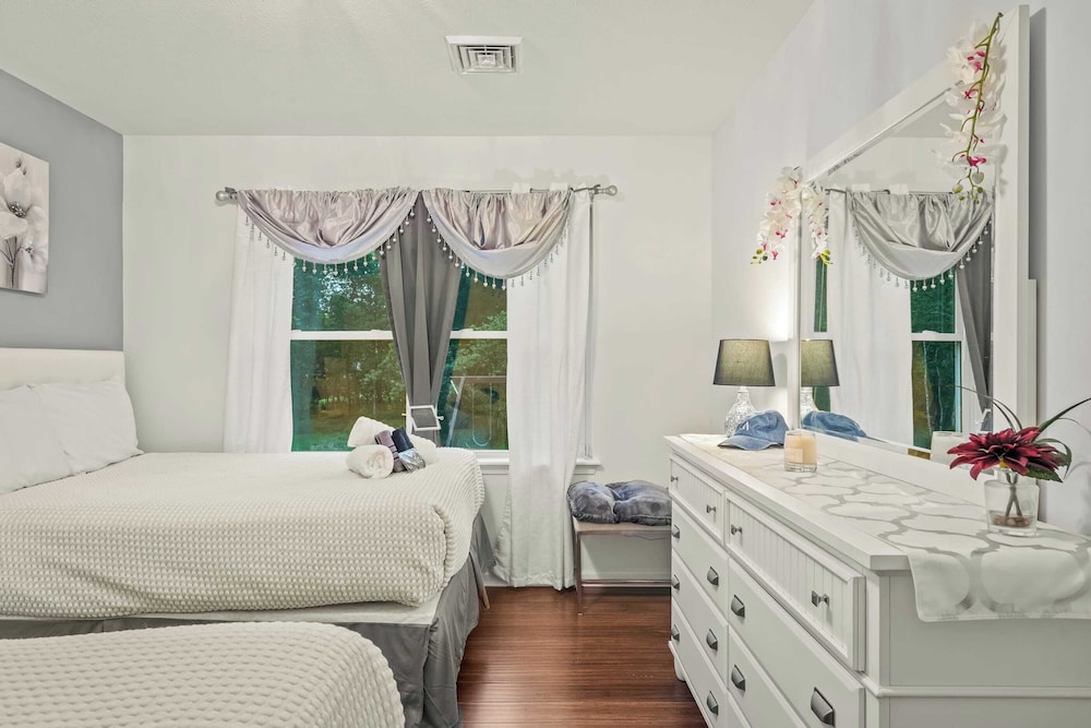 Birch Hollow by Avantstay Cozy Poconos Home w/ Fireplace, Soaking Tub & Kids Play Area