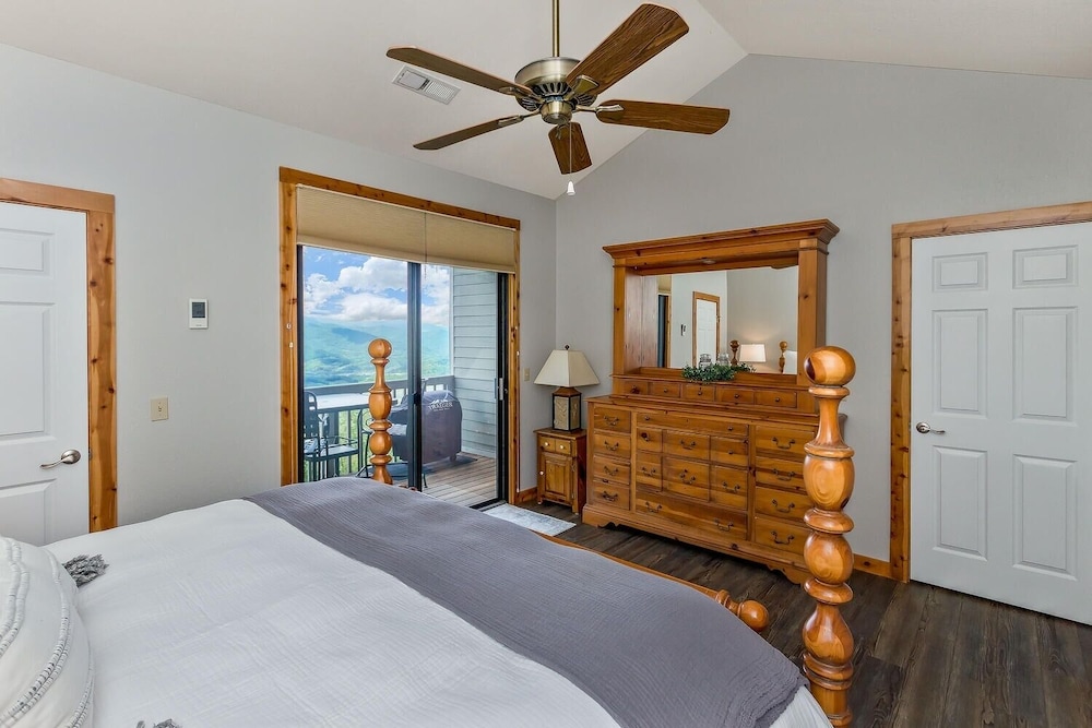 Beautiful Mountain Views~comfortable And Stylish Home~ 2 Bedroom Condo by RedAwning view 5