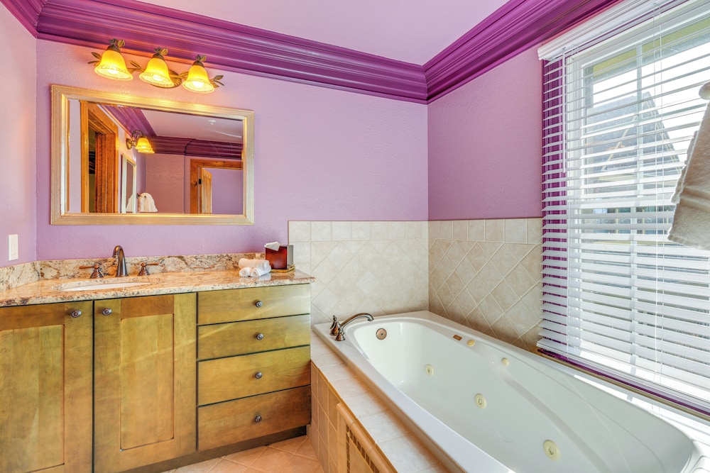 Private Hot Tub: 'bays View Lodge' in Kingsport!