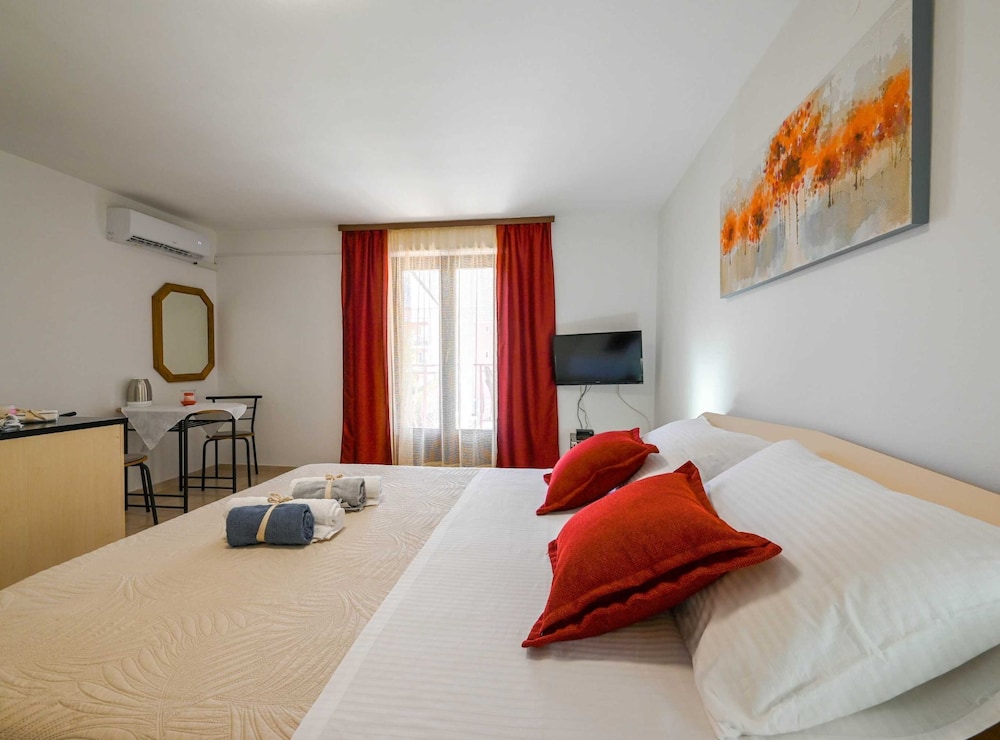 Calm and Stylish Rooms With Balcony