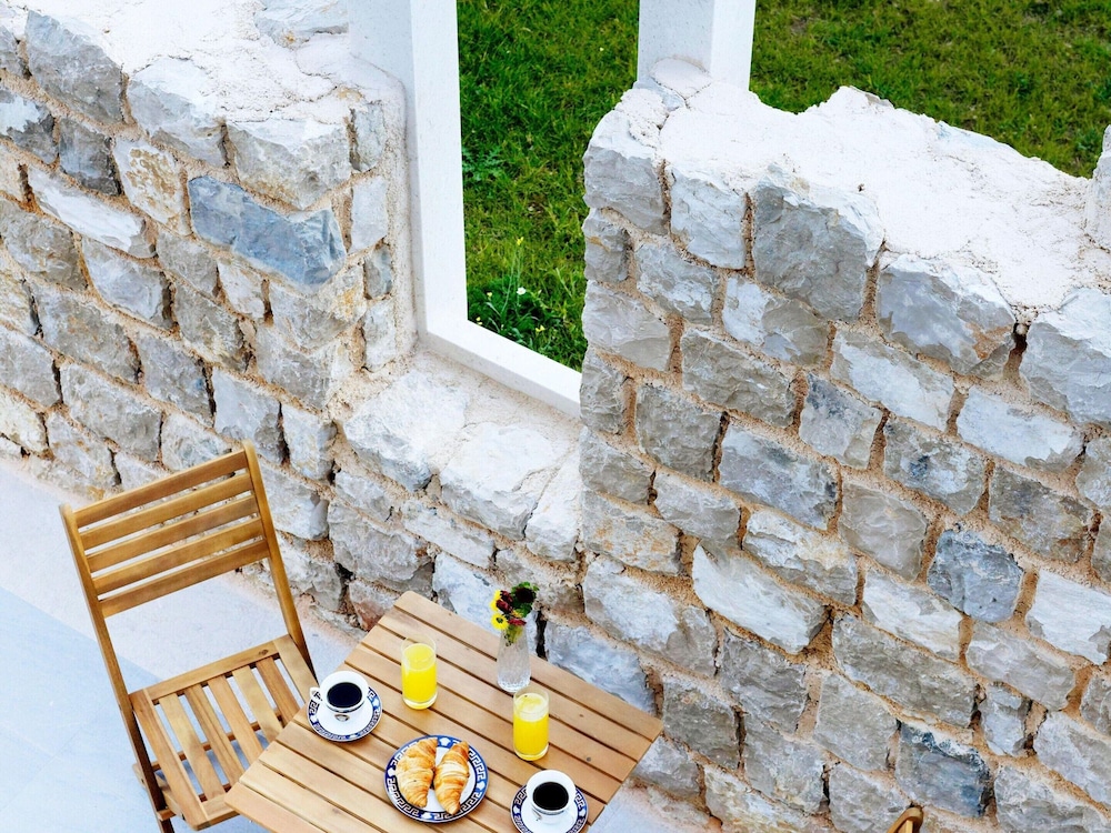 Villa in Zupa With Infinity Pool & Biokovo Views