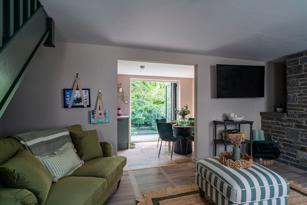 Cottage Cwtch