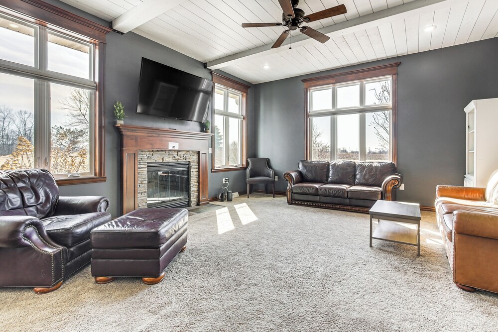 8 Mi to Lambeau Field: Family Home in De Pere!