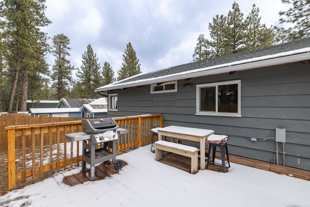 Quail Drive 2 Bdrm 1 Bath Modern Cabin Hot Tub