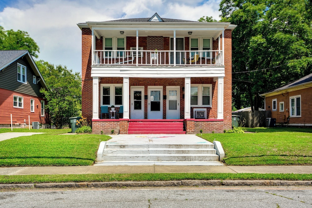 Walk Downtown: Inviting Apartment in Greensboro!