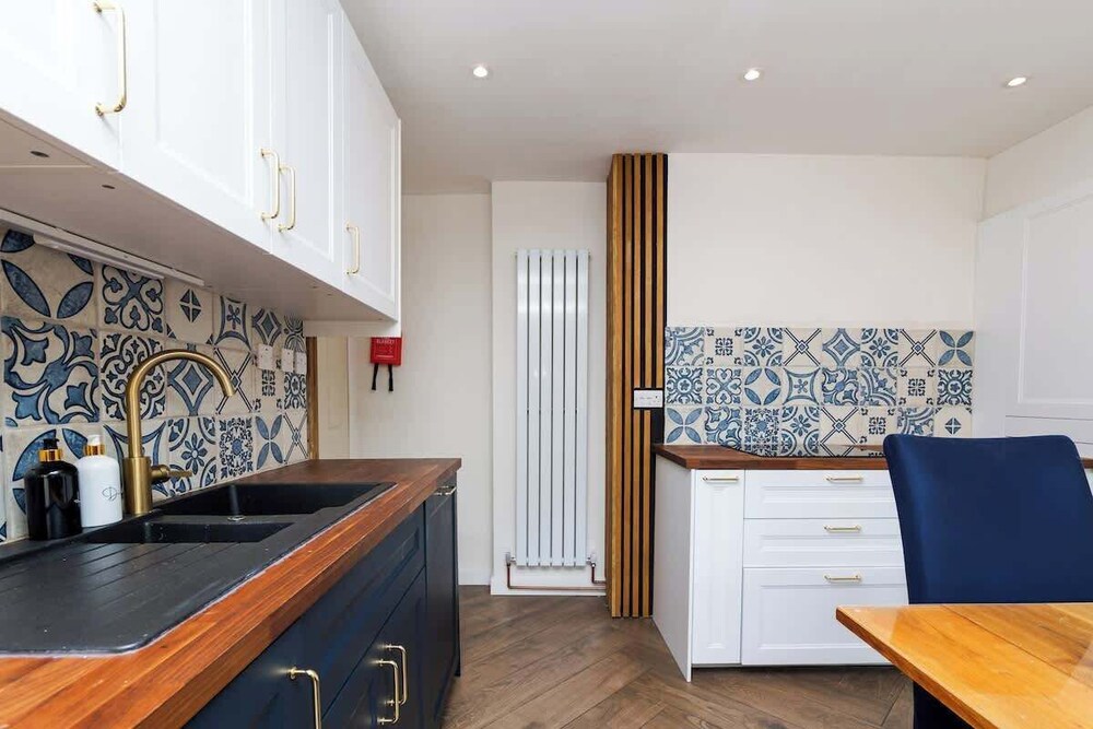 3 Bed House-free Parking