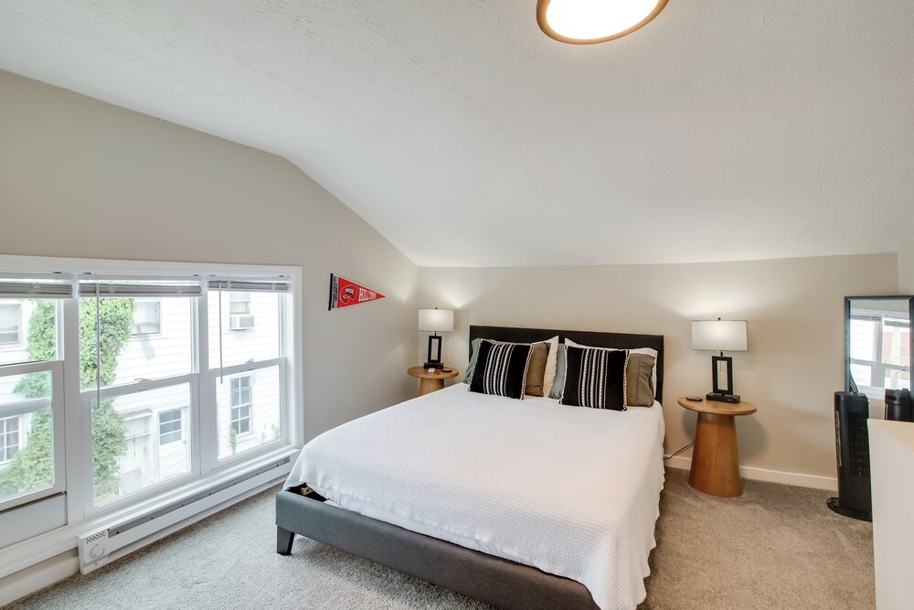 Hilltopper Convenience: Modern Duplex Near WKU