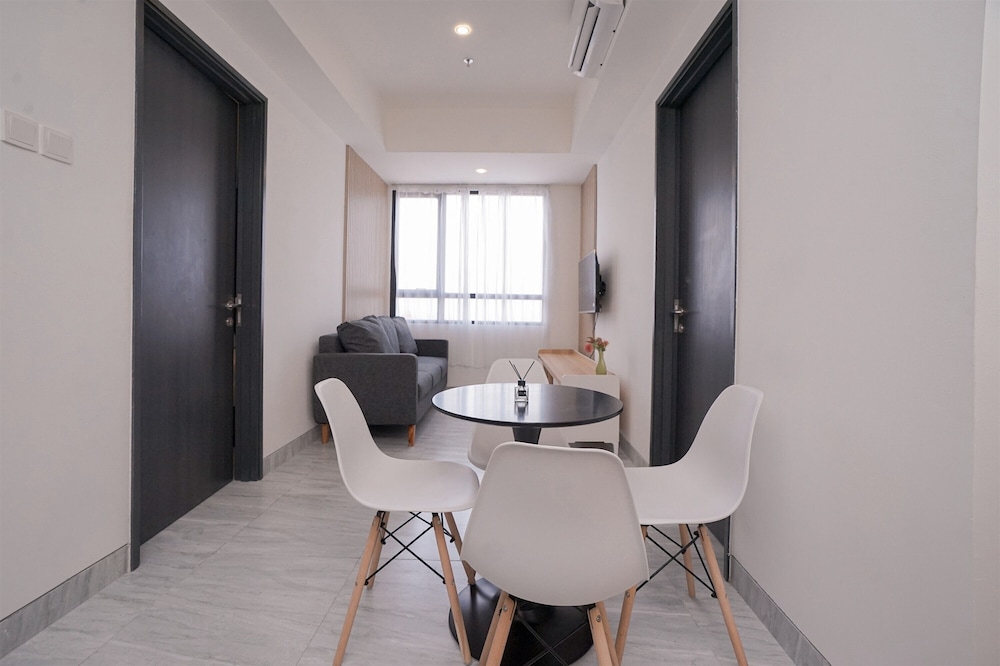 Good and Cozy 2BR at Collins Boulevard Apartment