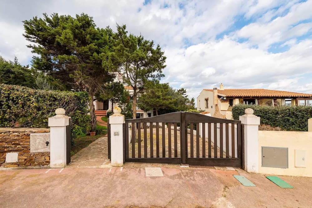Amazing Detached Villa for 8 Guests Near Stintino