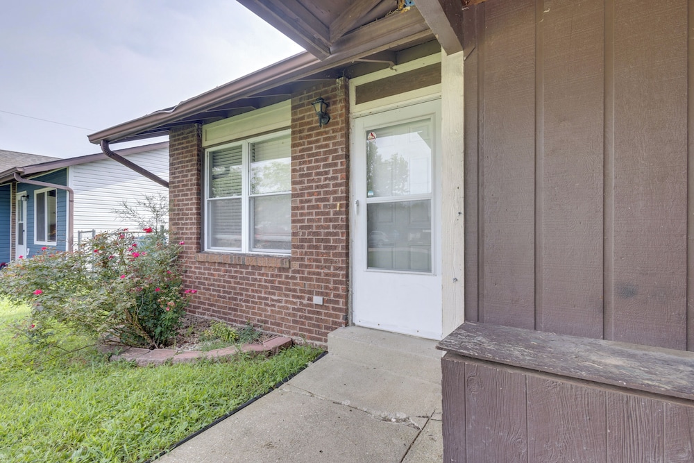 12 Mi to St Louis: Pet-friendly Metro East Home