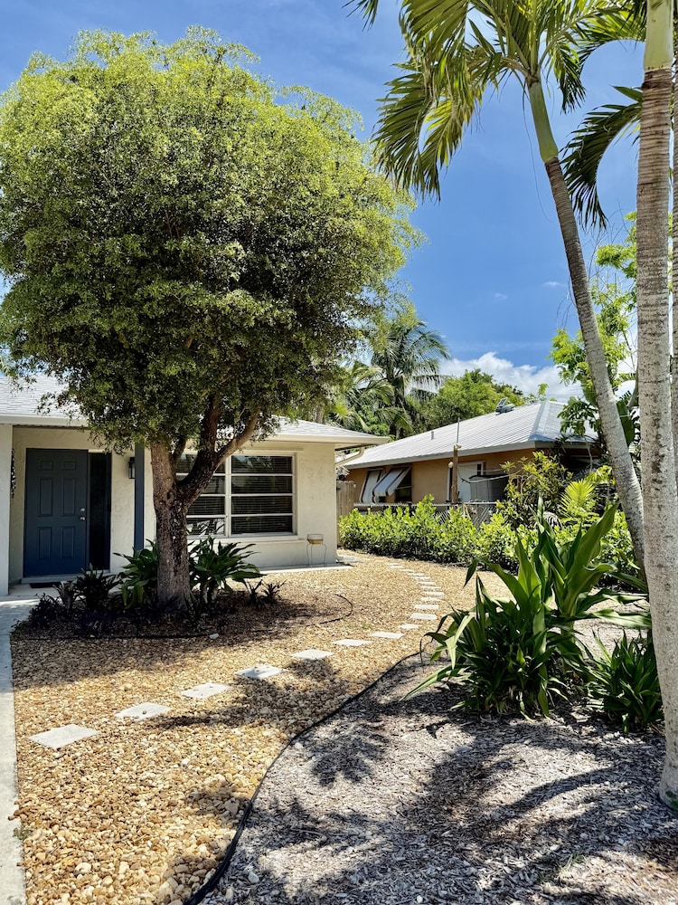 Naples Park Cottage 106th 6 Blocks Off Ocean 2 Bedroom Home