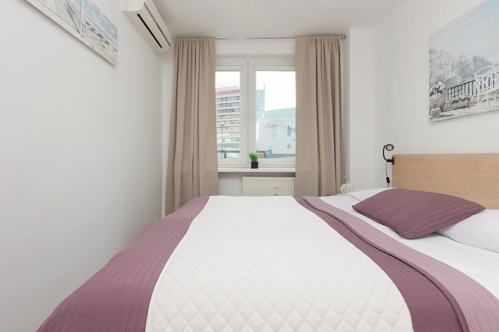 Apartment Chmielna 100 by Renters view 2