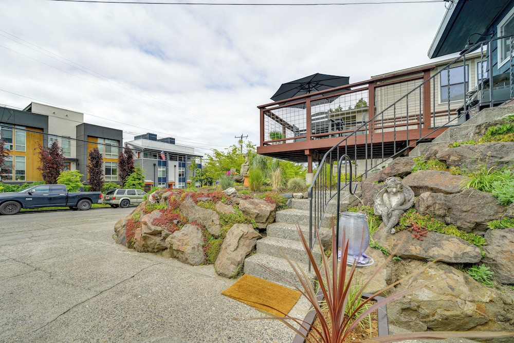2 Blocks to Beach Park: Cozy Seattle Townhome