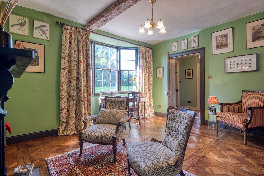 Stunning 4BD Home in Worcestershire